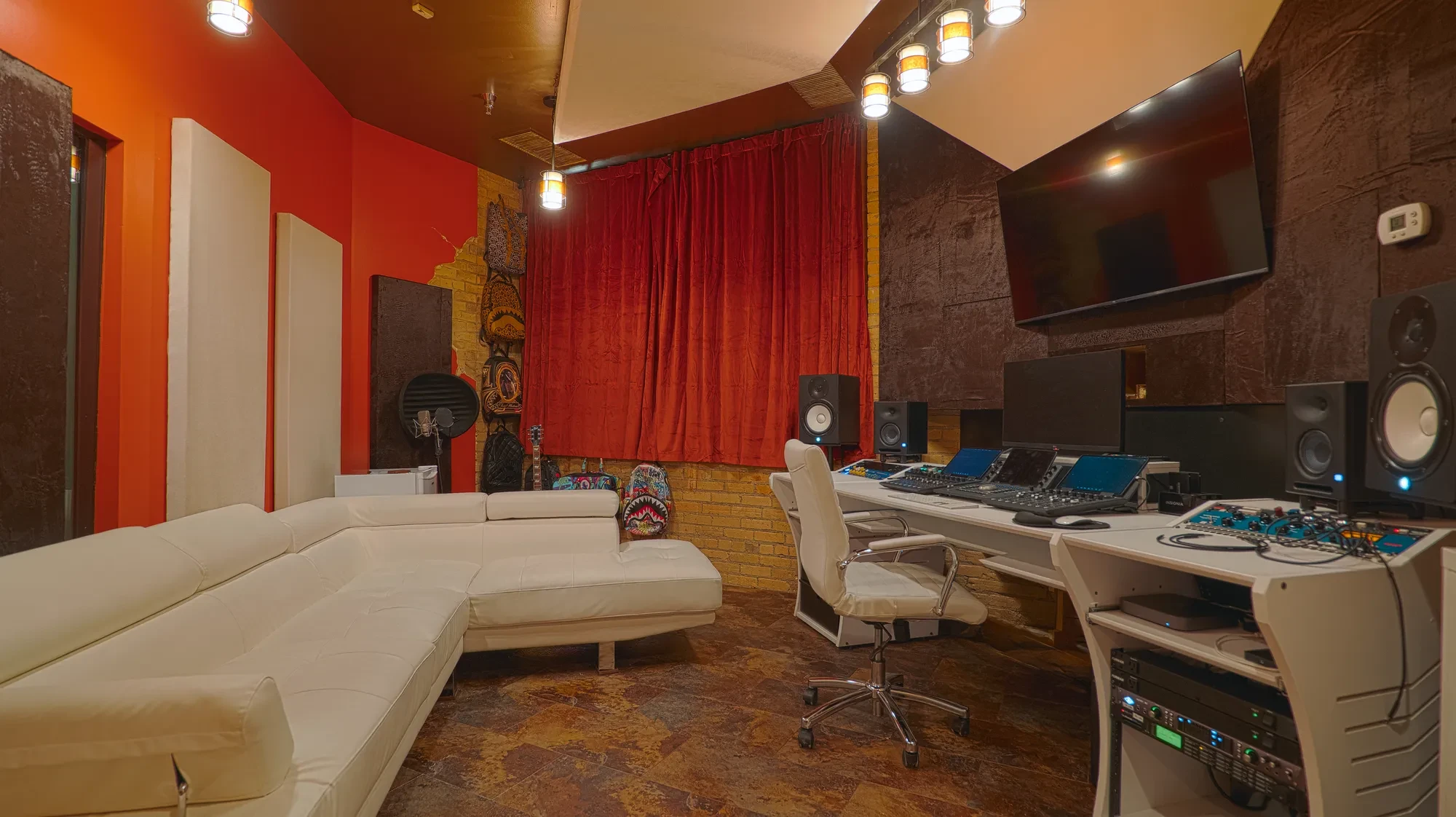 Studio B — Premiere Suite